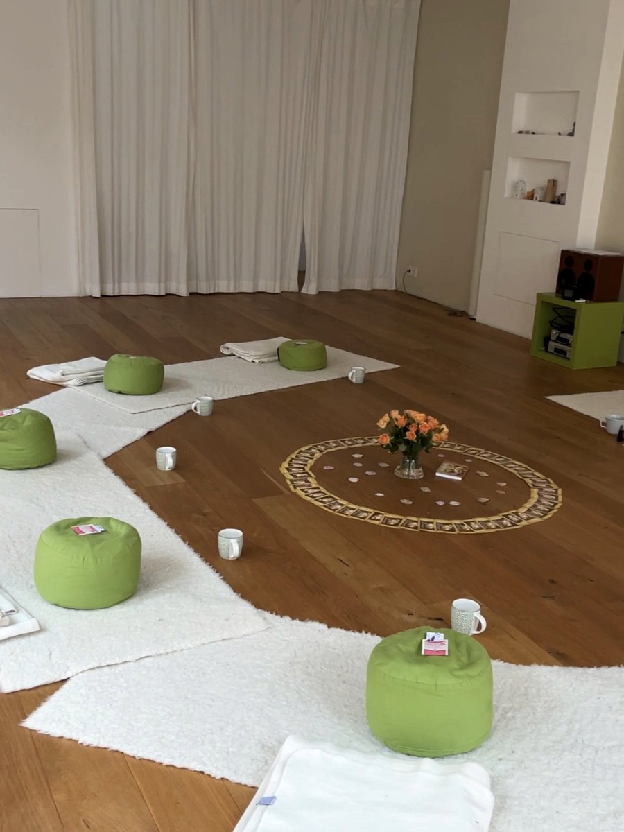 Ein Raum, vorbereitet für einen Frauenkreis: Decken und Kissen im Kreis ausgelegt